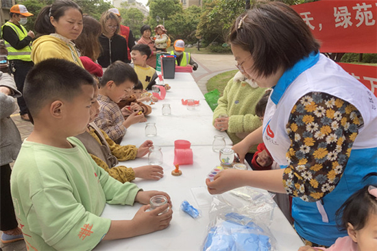 “童享藍(lán)天，綠苑萬家”環(huán)保課堂進(jìn)小區(qū)，迎接“世界地球日” (2).jpg