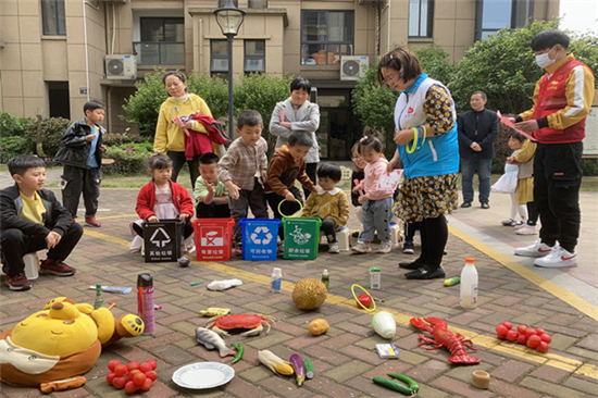 “童享藍(lán)天，綠苑萬家”環(huán)保課堂進(jìn)小區(qū)，迎接“世界地球日” (3).jpg
