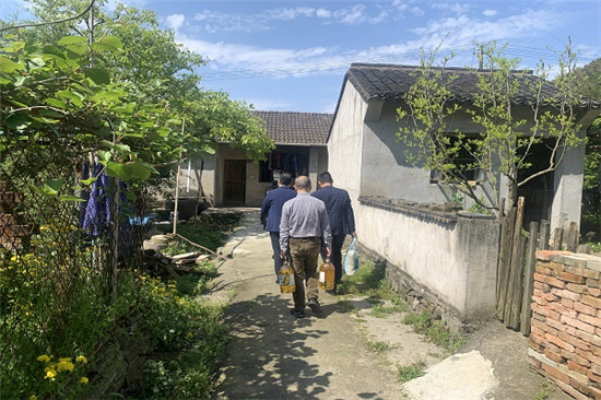 1619417568827708.jpg 區(qū)教育局領導再訪慰問轄區(qū)低保戶 (1).jpg