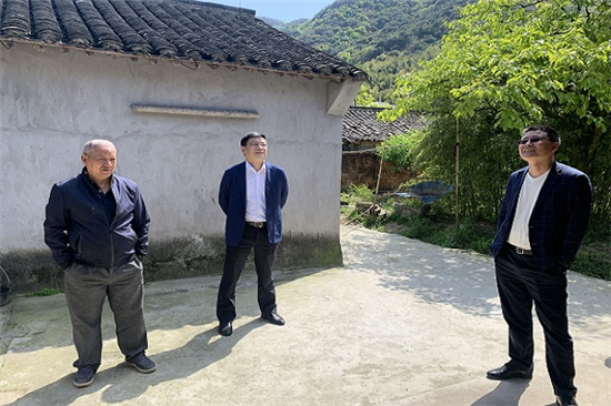 1619417593870182.jpg 區(qū)教育局領導再訪慰問轄區(qū)低保戶 (2).jpg