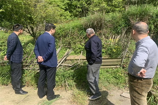 1619417600106190.jpg 區(qū)教育局領導再訪慰問轄區(qū)低保戶 (3).jpg