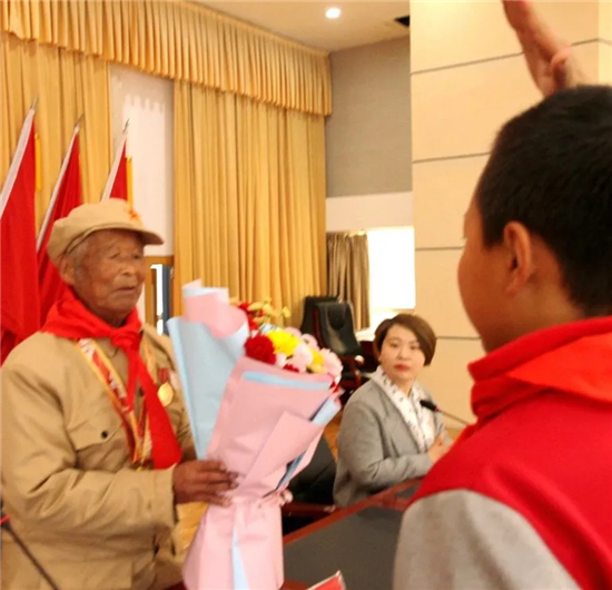 1619417925532885.jpg 圖片二 少先隊員獻花.jpg