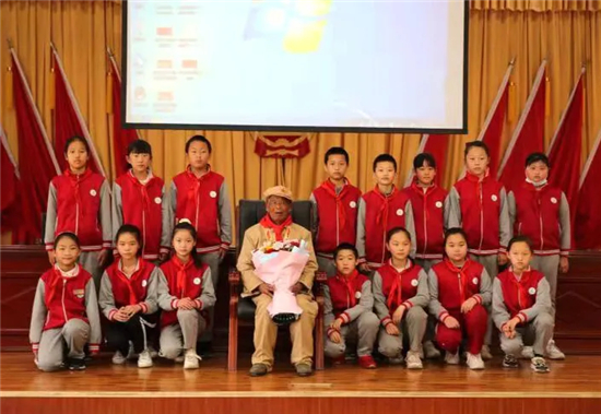 1619417961933600.jpg 圖片六 少先隊員與鄭松年合影.jpg