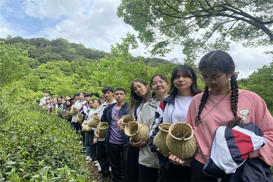 1619660326965733.jpg 農(nóng)事體驗(yàn)讓田間更有“看頭” (1).jpg