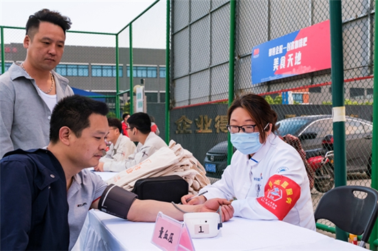 靈峰工業(yè)社區(qū)舉辦“我為職工辦實(shí)事”普惠政策集市 (1).jpg