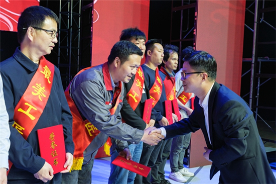 靈峰工業(yè)社區(qū)舉行“匠心向黨 勞動最美”大竄街道青年風(fēng)采大賽暨慶“五一”文藝晚會 (2).jpg