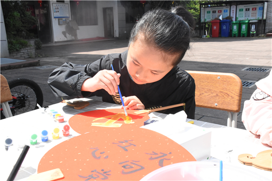 北侖區(qū)春曉街道三山村開展“巧手繪扇面，紅心永向黨”親子活動(dòng)（2）.jpg