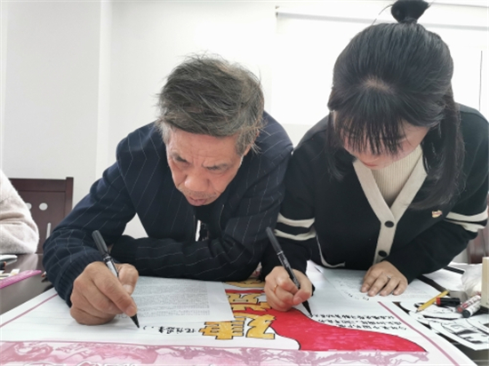 手繪百年親書黨史 薪火相傳初心不改.jpg