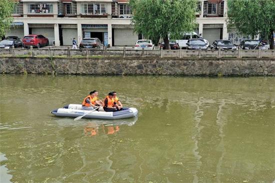 老兵攜手青年志愿者 開展防災(zāi)減災(zāi)水上救援演練 (1).jpg
