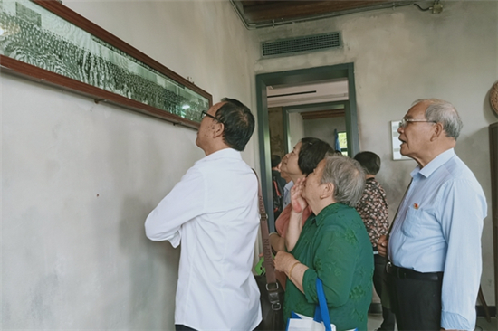 “憶崢嶸歲月 聚奮進力量”走進寧波梅山鹽場紀(jì)念館.jpg