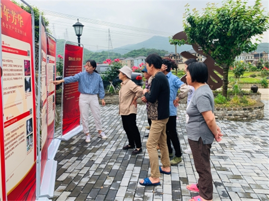 百年芳華-甬籍優(yōu)秀共產(chǎn)黨員圖片巡展進(jìn)社區(qū).jpg
