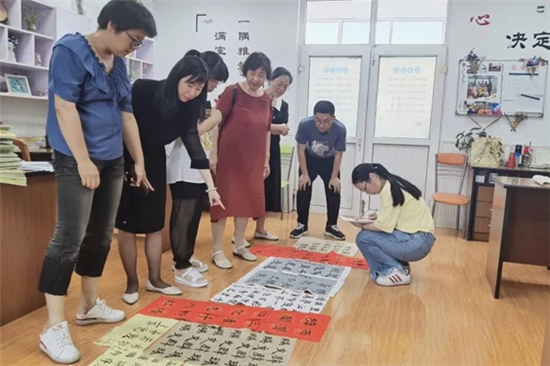 舉行“童心向黨，快樂成長”現(xiàn)場書畫賽 (2).jpg