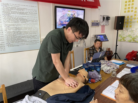 開(kāi)展“五老人員”急救知識(shí)培訓(xùn) (1).jpg