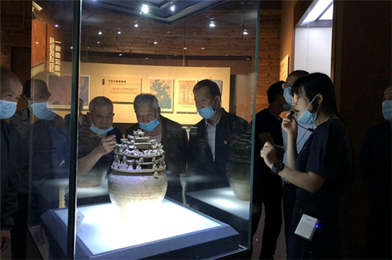 “感受港城歷史 匯聚進取力量”走進港口博物館 (2).jpg