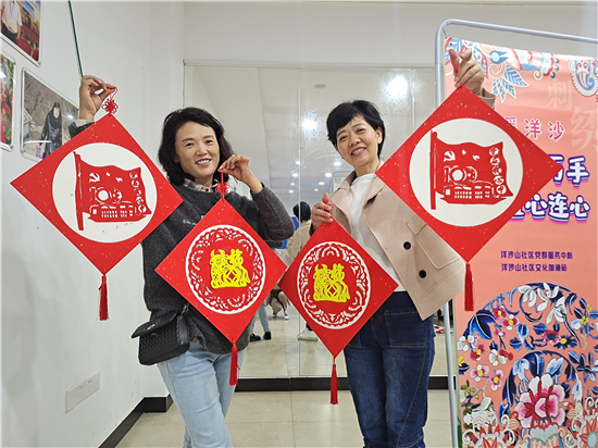 北侖區(qū)春曉街道洋沙山社區(qū)：建黨百年憶初心，紅船剪紙寄深情.jpg