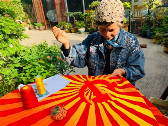 一針一線繡黨旗 布藝刺繡映初心.jpg