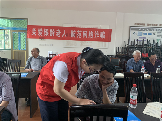 北侖區(qū)春曉街道昆亭村：關(guān)愛銀齡老人，防范網(wǎng)絡(luò)詐騙.jpg
