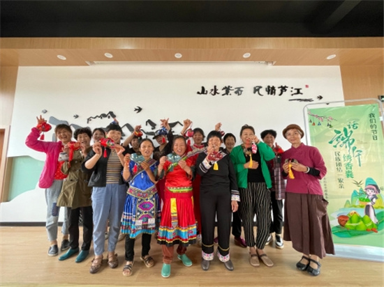 1624514646872253.jpg 話端午繡香囊 民族團(tuán)結(jié)一家親.jpg