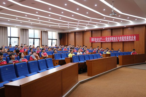 1625396841914563.jpg 安全急救知識培訓(xùn)進(jìn)華朔企業(yè) (2).jpg