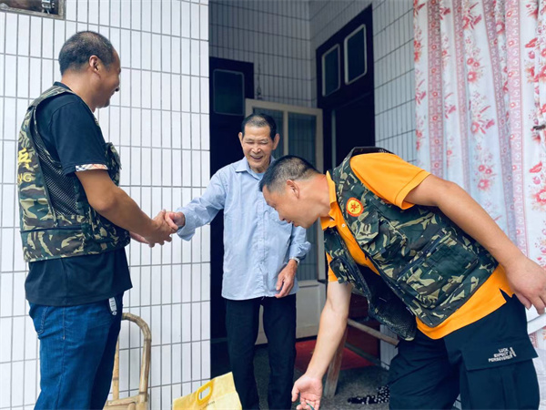 北侖區(qū)春曉街道昆亭村開展“八一慰問送關(guān)懷 情暖退役軍人心”活動.jpg