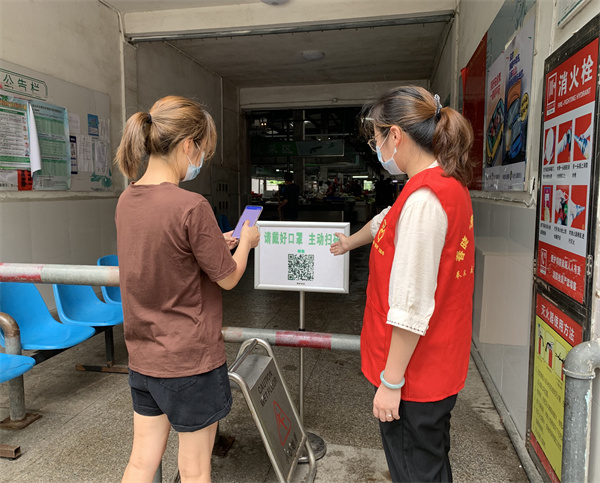 1629189609489030.jpg 北侖區(qū)春曉成校社區(qū)教育服務(wù)志愿者為疫情防控添磚加瓦(2).jpg