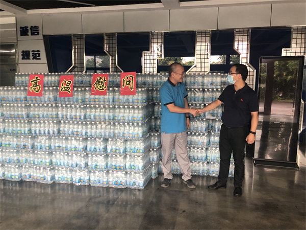 1629451603637834.jpg 北侖區(qū)春曉街道昆亭社區(qū)開展“高溫送清涼”慰問活動.jpg