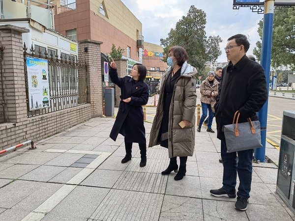 市科協(xié)領(lǐng)導(dǎo)調(diào)研學(xué)苑社區(qū)慢病醫(yī)防融合科技志愿服務(wù)工作 (3).jpg