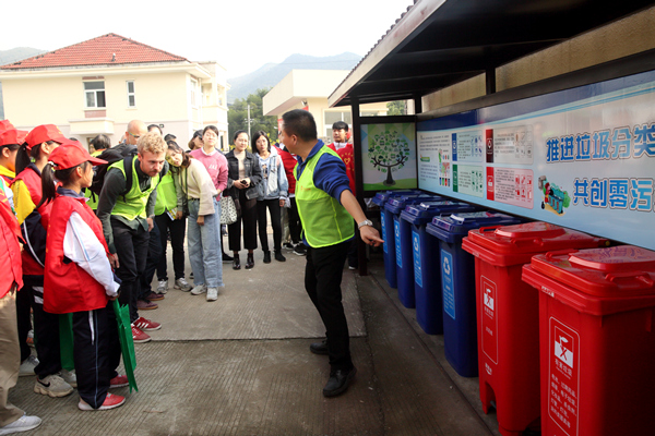 環(huán)保志愿隊(duì)成立儀式上推進(jìn)垃圾四分類(lèi)工作介紹_副本.jpg