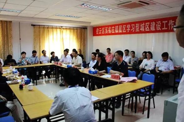 溪翁莊鎮(zhèn)黨委副書記王德強做創(chuàng)建學習型鄉(xiāng)鎮(zhèn)匯報。.jpg