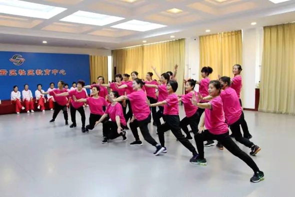 社區(qū)教育中心學員的廣場舞表演。.jpg