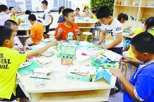 孩子們在村里社區(qū)書院科普工作室制作建筑模型。.jpg